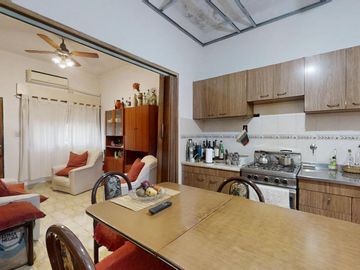 Casa Multifamiliar en Venta de 4 Ambientes en Villa Adelina con Parrilla, Terraza y Lavadero