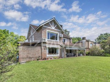 Casa en venta en lote central en La Legua