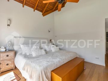 Casa en venta en lote central en La Legua