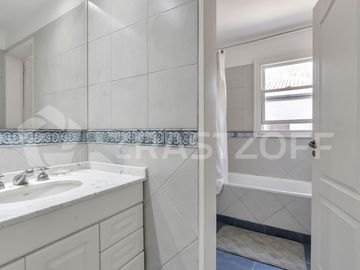 Casa en venta en lote central en La Legua