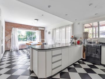 Casa en venta en lote central en La Legua