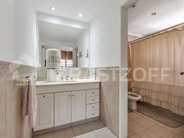 Casa en venta en lote central en La Legua