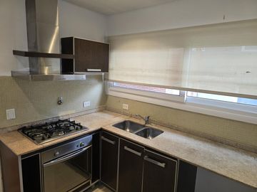 Av. del Libertador 8400. Piso alto. Vista al Rio.  Tres ambientes en duplex. Cochera.