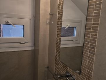 Av. del Libertador 8400. Piso alto. Vista al Rio.  Tres ambientes en duplex. Cochera.