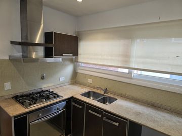 Av. del Libertador 8400. Piso alto. Vista al Rio.  Tres ambientes en duplex. Cochera.