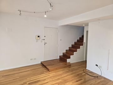 Av. del Libertador 8400. Piso alto. Vista al Rio.  Tres ambientes en duplex. Cochera.