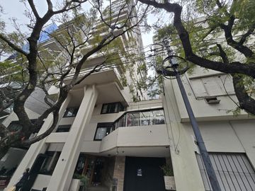Av. del Libertador 8400. Piso alto. Vista al Rio.  Tres ambientes en duplex. Cochera.