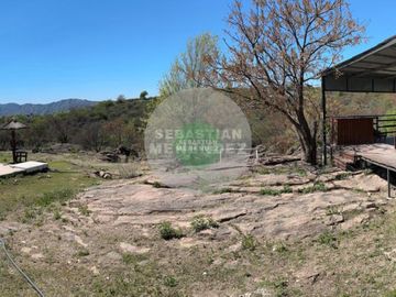 1 Hectárea - Vista a las Sierras - Con arroyo - 10 cuadras del lago - complejo -Venta casa siquiman