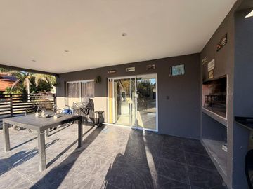 Casa moderna con tres dormitorios y pileta