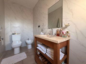 Casa moderna con tres dormitorios y pileta
