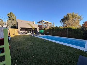 Casa moderna con tres dormitorios y pileta