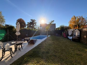Casa moderna con tres dormitorios y pileta