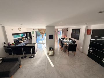 Casa moderna con tres dormitorios y pileta