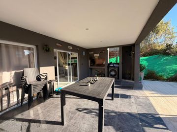 Casa moderna con tres dormitorios y pileta