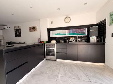 Casa moderna con tres dormitorios y pileta
