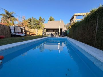 Casa moderna con tres dormitorios y pileta