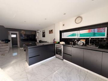 Casa moderna con tres dormitorios y pileta