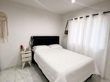 Casa moderna con tres dormitorios y pileta