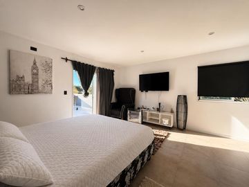 Casa moderna con tres dormitorios y pileta