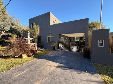 Casa moderna con tres dormitorios y pileta