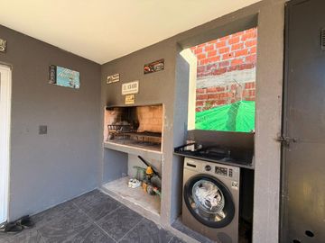 Casa moderna con tres dormitorios y pileta