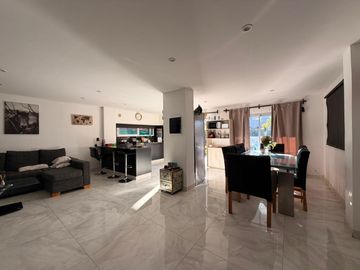 Casa moderna con tres dormitorios y pileta