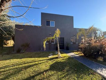 Casa moderna con tres dormitorios y pileta