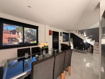 Casa moderna con tres dormitorios y pileta