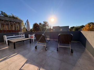 Casa moderna con tres dormitorios y pileta
