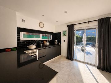 Casa moderna con tres dormitorios y pileta