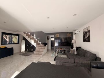 Casa moderna con tres dormitorios y pileta