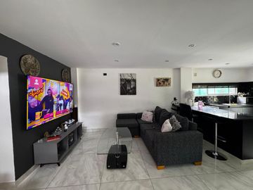 Casa moderna con tres dormitorios y pileta