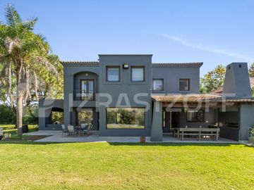 Casa en venta en barrio cerrado Villa Rosa