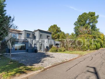 Casa en venta en barrio cerrado Villa Rosa