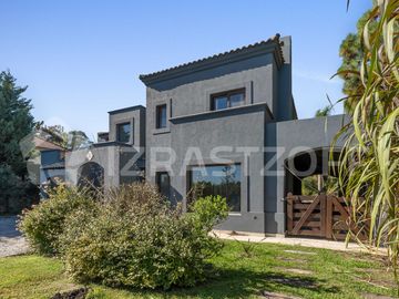 Casa en venta en barrio cerrado Villa Rosa
