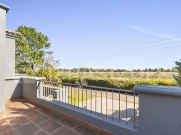 Casa en venta en barrio cerrado Villa Rosa