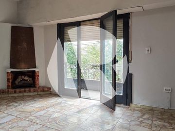 PH en Lomas Del Mirador - Impecable 3 amb  con patio, balcón y parrilla