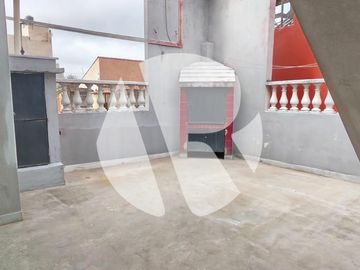 PH en Lomas Del Mirador - Impecable 3 amb  con patio, balcón y parrilla