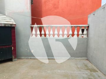 PH en Lomas Del Mirador - Impecable 3 amb  con patio, balcón y parrilla