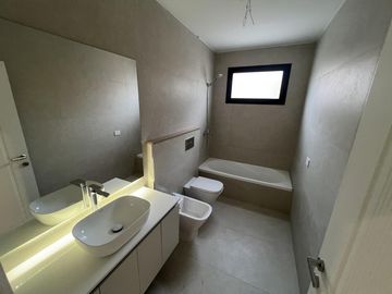 Venta casa Rosario barrio Abasto 4 Dormitorios luminosa moderna estrenar amplia