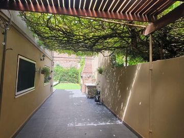 Casa en venta 2 dormitorios Rosario Echesortu - Patio y Pileta