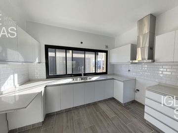 Casa en venta y en alquiler en Araucarias, Puertos. Escobar