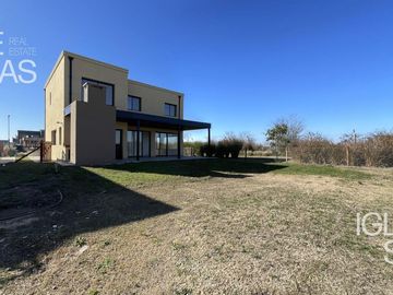 Casa en venta y en alquiler en Araucarias, Puertos. Escobar