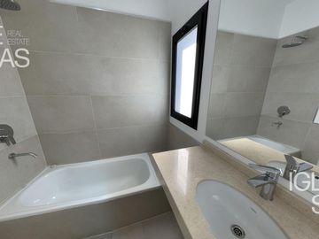 Casa en venta y en alquiler en Araucarias, Puertos. Escobar