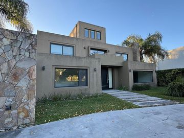 Casa en  venta 9 ambientes en Ayres de Pilar, Pilar
