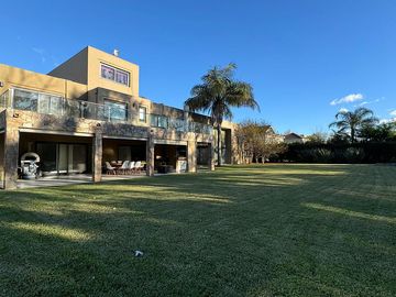 Casa en  venta 9 ambientes en Ayres de Pilar, Pilar