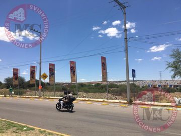 Terreno comercial en Renta, al Oriente, zona de crecimiento, alto flujo.