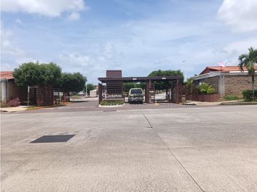 Venta de casa semiamoblada en Arboledas-Los Castaños-JB