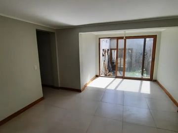 Casa amplia con gran terreno, jardín y potencial comercial