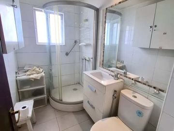 Casa amplia con gran terreno, jardín y potencial comercial